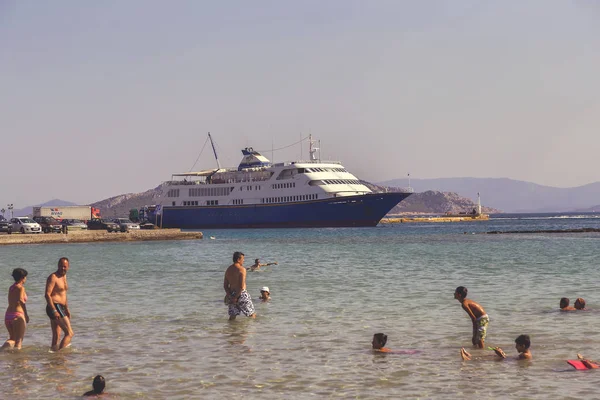 Cruise ship on the dock at island Aegina 2 — Stock Photo, Image