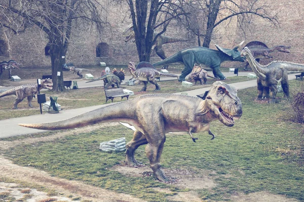 Los dinosaurios exhiben en el parque — Foto de Stock