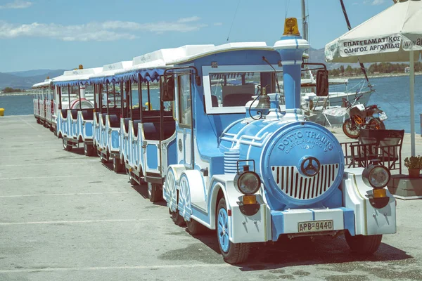 Trem turístico vazio sob o céu ensolarado 3 — Fotografia de Stock