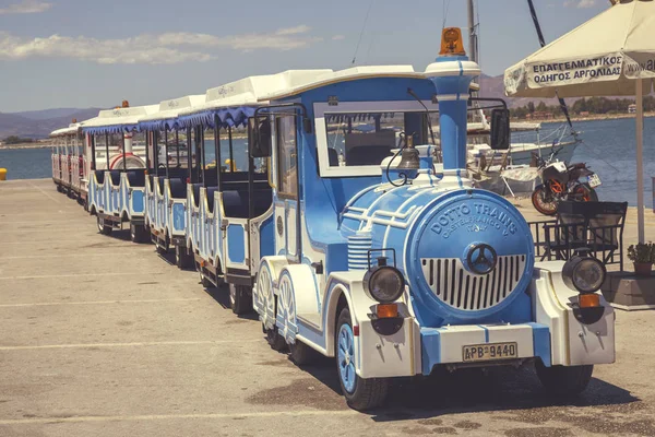 Trem turístico vazio sob o céu ensolarado 4 — Fotografia de Stock