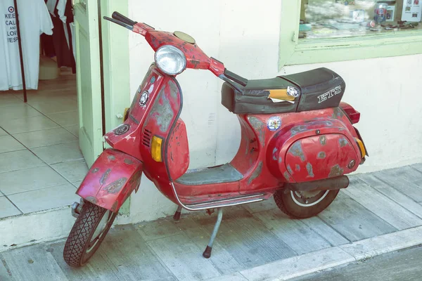 Velha vespa vermelha scooter estacionado 3 — Fotografia de Stock