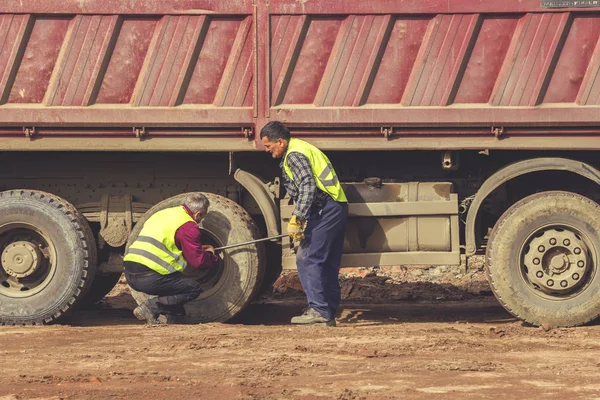 Tightening lug nuts on truck tyre 4 — Stock Photo, Image