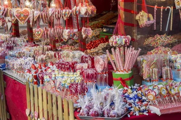 Olika godis, karameller och klubbor på gatan marknaden — Stockfoto