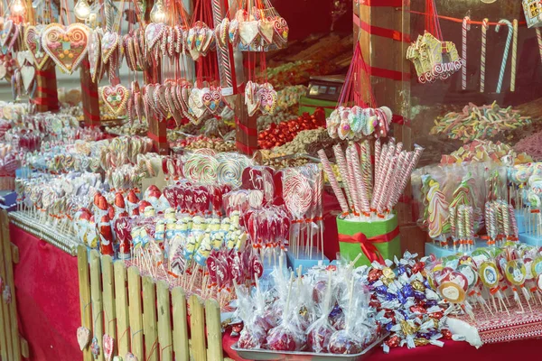 Varios dulces, caramelos y piruletas en el mercado callejero 3 — Foto de Stock