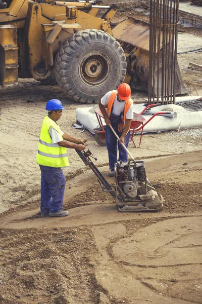 Builder workers with vibrating plate 5 — Stock Photo, Image