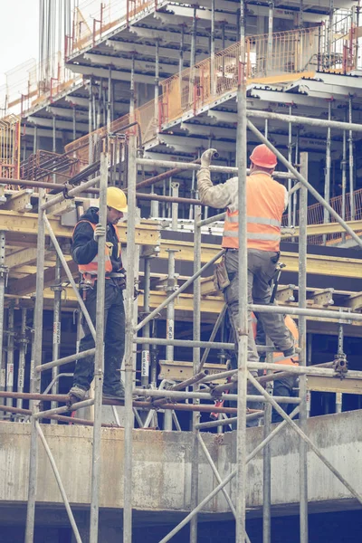 Builders erecting steel scaffold 2 — Stock Photo, Image