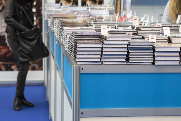 Acquisto di libri al mercato del libro — Foto Stock