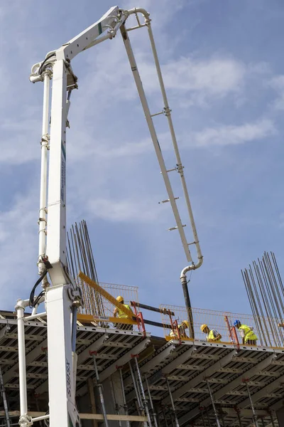 Construction pump crane vehicle pumping fresh concrete — Stock Photo, Image