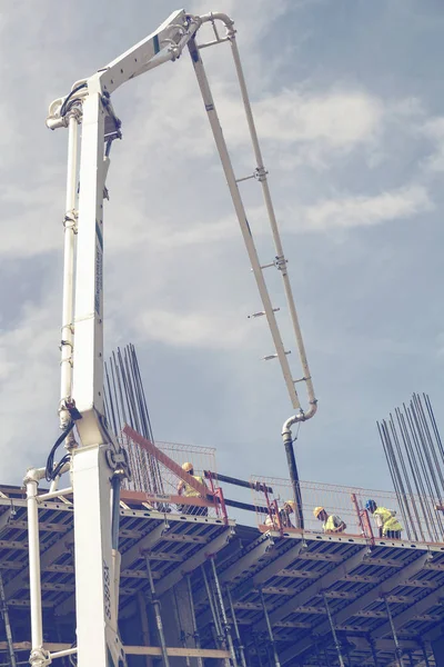 Vehículo grúa bomba de construcción bombeo hormigón fresco 2 —  Fotos de Stock