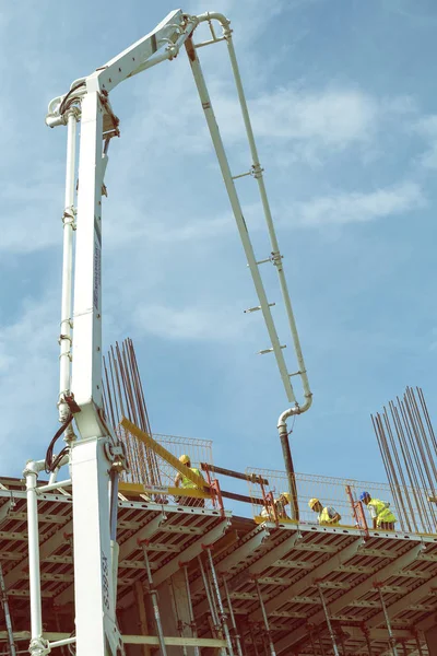 Construction pump crane vehicle pumping fresh concrete 3 — Stock Photo, Image