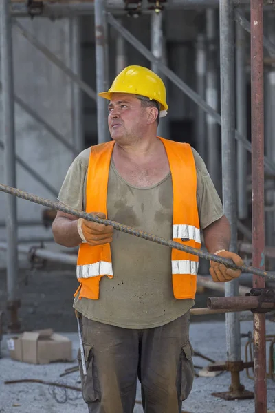 Trabalhador da construção segurando barra de ferro — Fotografia de Stock