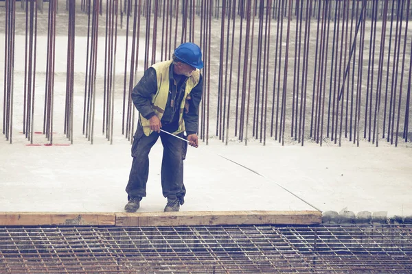 Trabajador de la construcción usando cinta métrica 3 —  Fotos de Stock