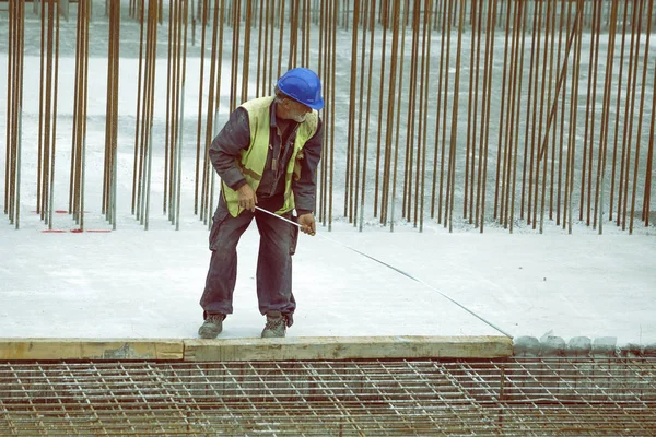 Trabajador de la construcción usando cinta métrica 4 — Foto de Stock