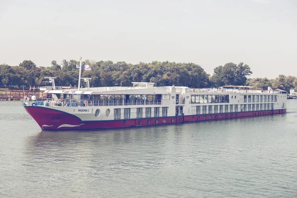 Cruise vessel with tourists 3 — Stock Photo, Image