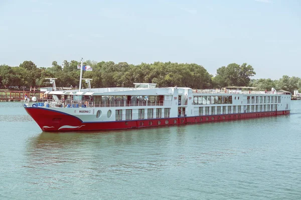 Cruise vessel with tourists 4 — Stock Photo, Image