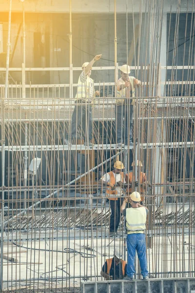 Iron workers tying reinforcing rebar 2 — Stock Photo, Image
