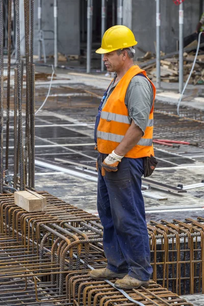Eisenarbeiter posiert auf Baustelle — Stockfoto