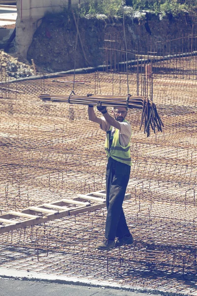 Ironworker werknemer houden van ijzeren staven 3 — Stockfoto