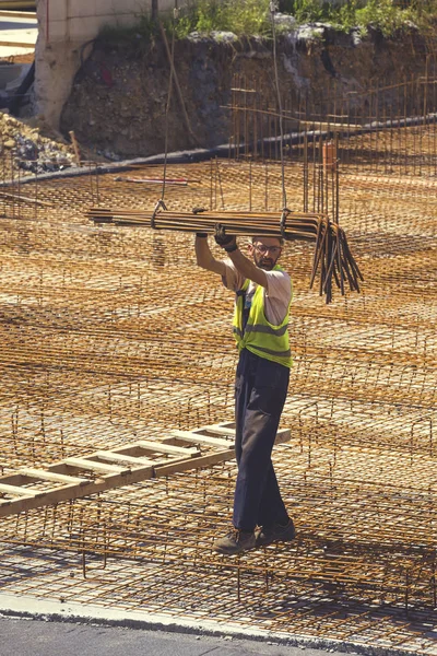 Operaio siderurgico che tiene barre di ferro 5 — Foto Stock