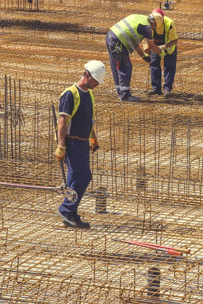 Lavoratori siderurgici e barre di ferro 3 — Foto Stock