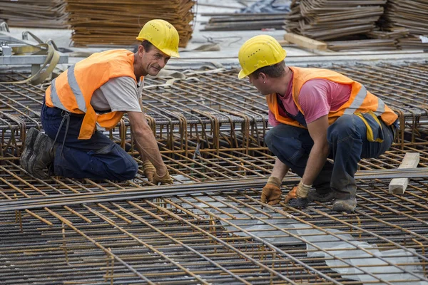 Trabajadores del hierro instalan barras de hierro — Foto de Stock