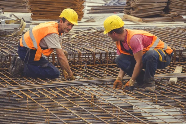 İnşaat alanında poz ironworker — Stok fotoğraf