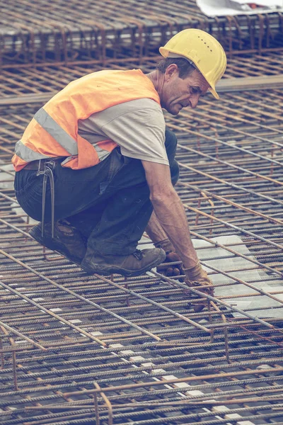 Ironworker die zich voordeed op bouwplaats — Stockfoto
