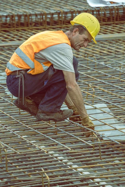 Ironworker posando no canteiro de obras — Fotografia de Stock