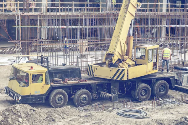 Mobilkran i aktion — Stockfoto