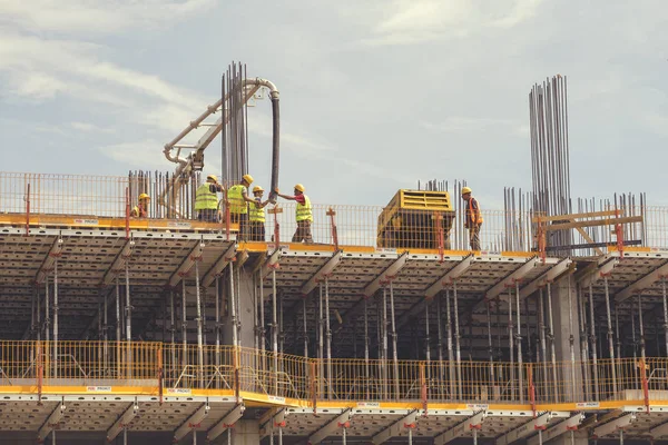 Verter hormigón en un edificio de gran altura 4 — Foto de Stock