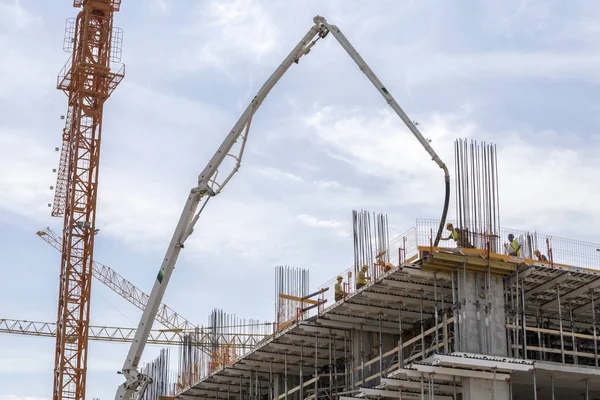 Pump crane pumping fresh concrete — Stock Photo, Image