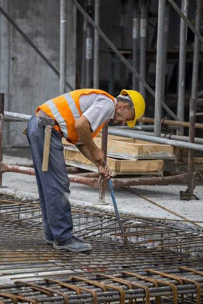 Reinforcing ironworker at  site — Stock Photo, Image