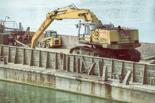 Barcaça fluvial com escavadeira hidráulica 3 — Fotografia de Stock