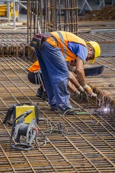 Two ironworkers at work — Stock Photo, Image