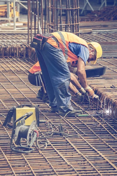Two ironworkers at work 3 — Stock Photo, Image