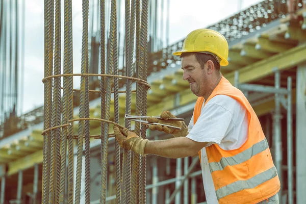 Tying reinforcing steel bars with plier and wire 4 — Stock Photo, Image
