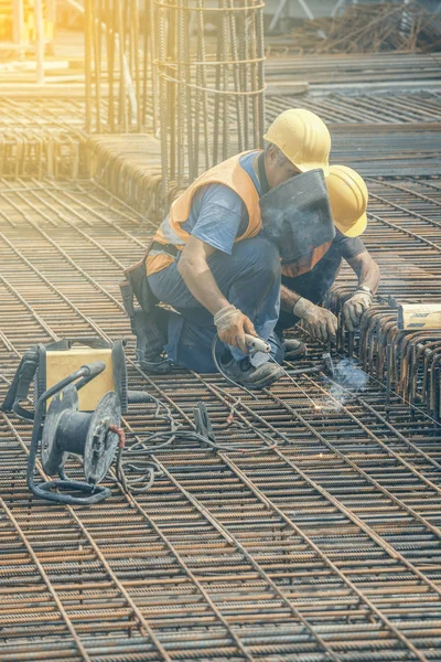 Welding workers, welding reinforcement rods 2 — Stock Photo, Image