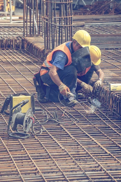 Welding workers, welding reinforcement rods 3 — Stock Photo, Image