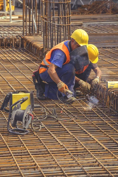 Welding workers, welding reinforcement rods 5 — Stock Photo, Image