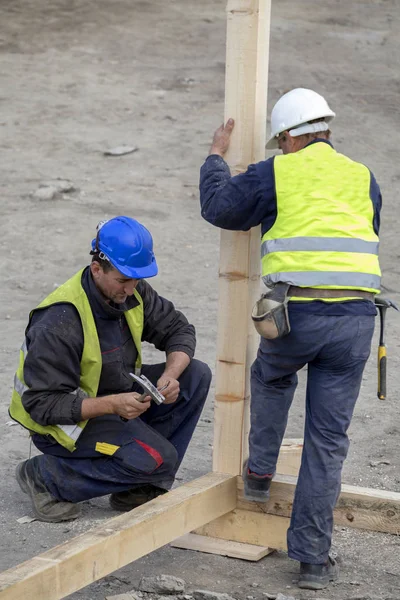 Trabalho na construção de casa de madeira — Fotografia de Stock