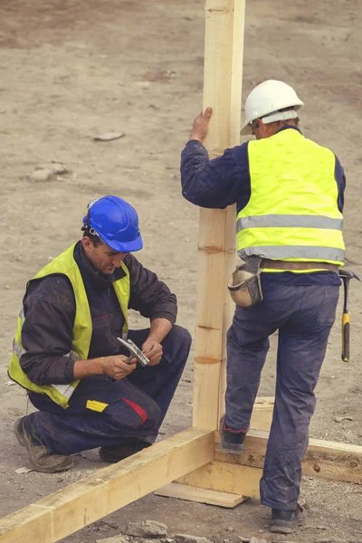 Werken aan de bouw van de houten huis 5 — Stockfoto