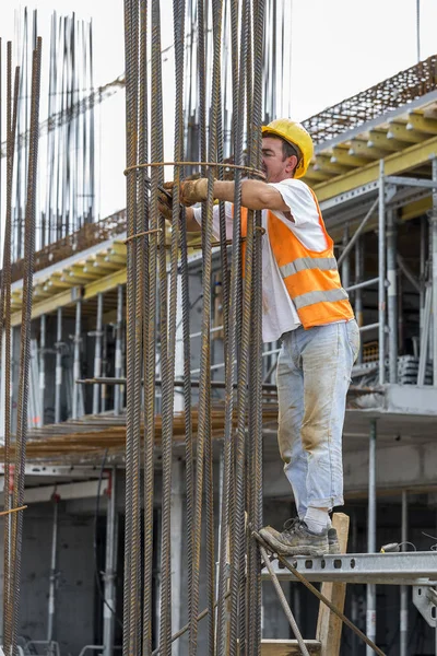 İşçi takviye çubukları çelik pense ve tel ile bağlama — Stok fotoğraf
