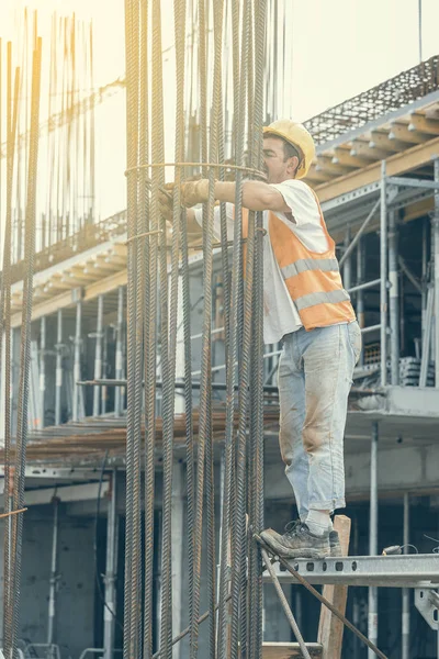 Arbetaren kopplingsförbehåll stål armeringsjärn med tång och tråd 2 — Stockfoto