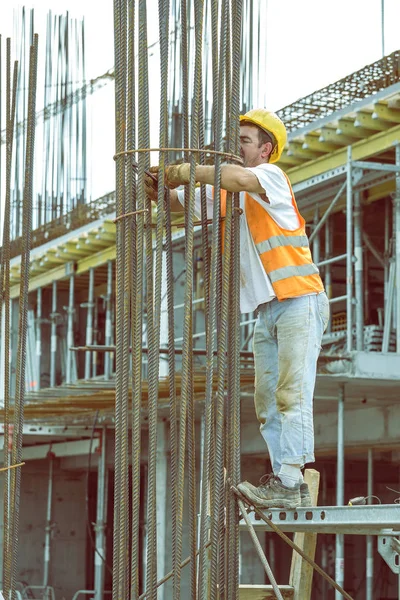 Arbetaren kopplingsförbehåll stål armeringsjärn med tång och tråd 4 — Stockfoto