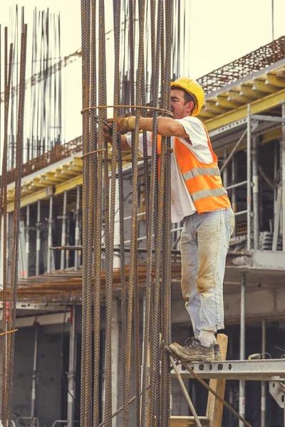 Arbetaren kopplingsförbehåll stål armeringsjärn med tång och tråd 5 — Stockfoto