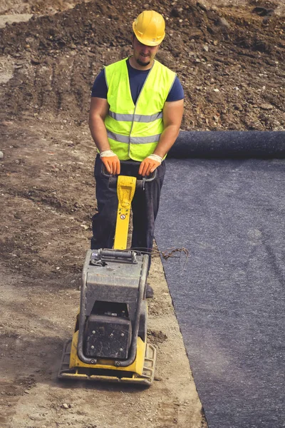 Trabajador con compactador de placa vibratoria 5 — Foto de Stock