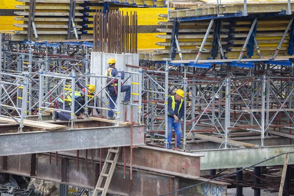 Workers at bridge construction — Stock Photo, Image