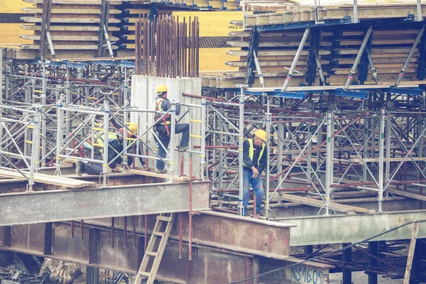 Trabajadores en la construcción de puentes 2 — Foto de Stock