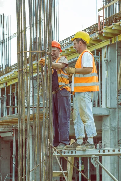 Workers tying reinforcing steel bars 4 — Stock Photo, Image