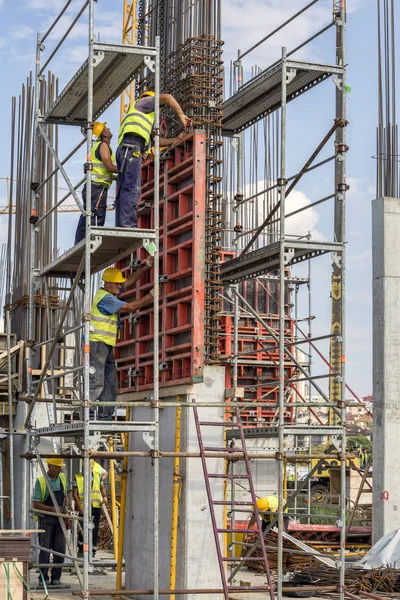 Trabajadores de la construcción instalando molde pilar de hormigón —  Fotos de Stock